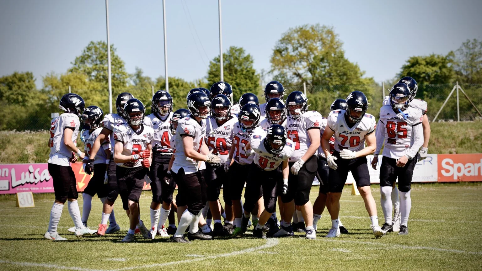 Die U19 Juniors der Kirchdorf Wildcats versammeln sich gemeinsam auf dem Spielfeld